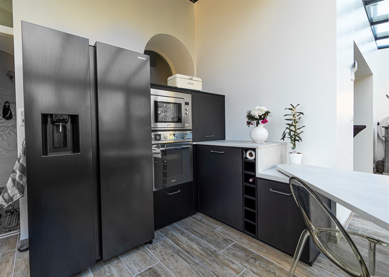 Cuisine ouverte de style moderne noir et gris | Raison Home